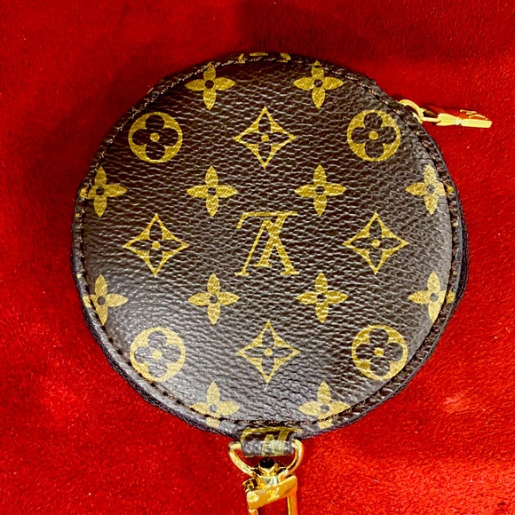 Louie Vuitton on coin purse - Picture 2 of 3